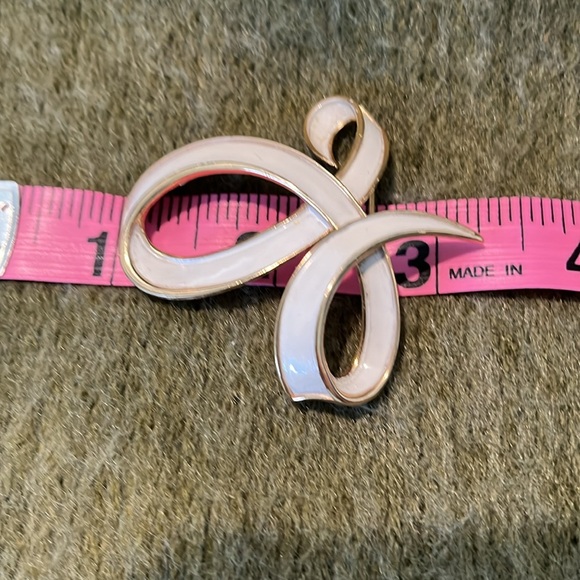 Crown Trifari Goldtone White Ribbon Enameled Pin - Picture 3 of 5